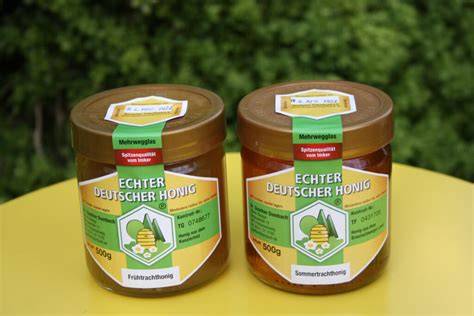 Braunschweiger Honig im Glas und in Rähmchen nach der Ernte