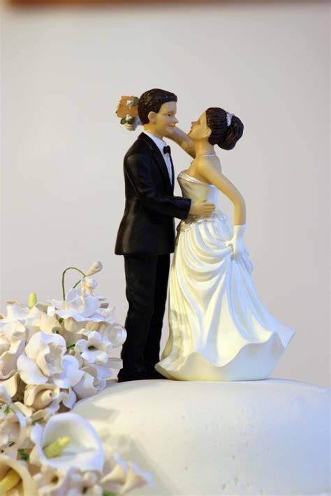 Brautpaar aus Zuckerguss als Highlight der Hochzeitstorte