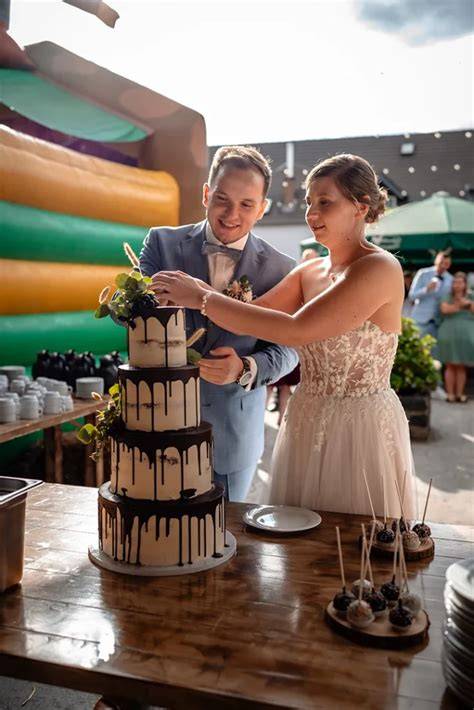 Brautpaar beim feierlichen Anschnitt der Torte, Fotograf im Fokus