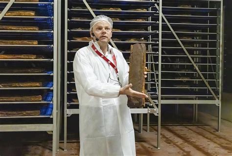 Brennerei-Innenhof in Ostfriesland, Tradition und moderne Produktion