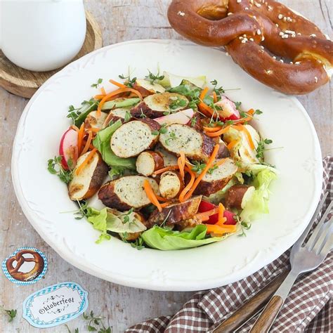 Brezel Salat serviert mit Honig-Senf-Dressing