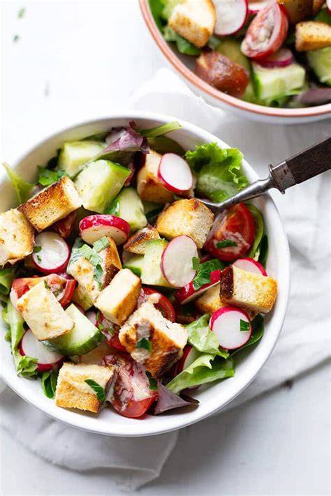 Brezensalat mit buntem Gemüse, Brezenwürfeln und Honig-Senf-Dressing