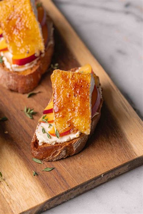 Brie mit Marmeladen-Klecksen auf Käsebrett