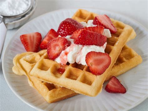 Brigitte Sporrer / Einfach Backen - Fotomotiv Erdbeeren mit Waffeln