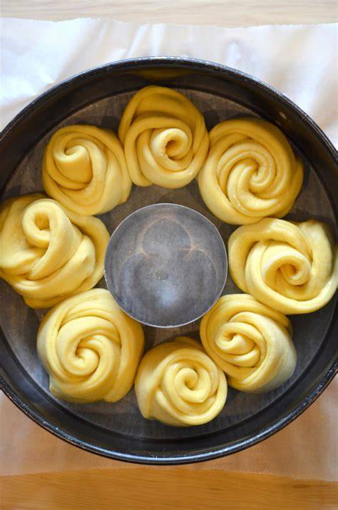 Brioche-Kugeln in einer Springform vor dem Backen