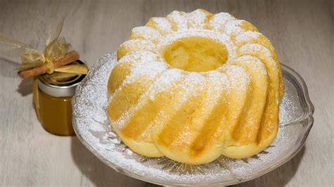 Briochegugelhupf mit Marmelade serviert