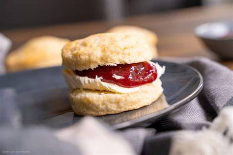 Britische Teatime - verschiedene Gebäck- und Marmeladenvarianten