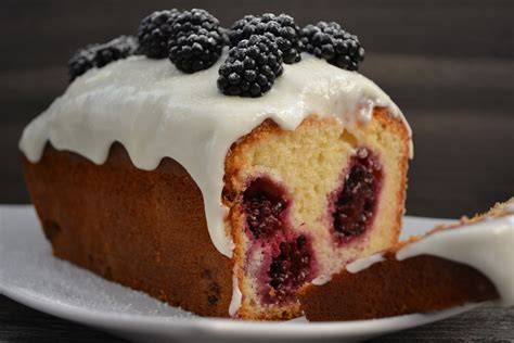 Brombeer Rührkuchen serviert auf Tellern, Kaffee daneben