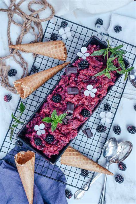 Brombeer Sorbet anrichten und dekorieren