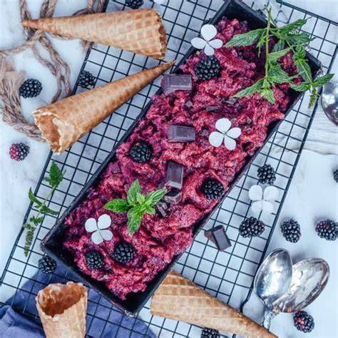 Brombeer Sorbet mit Minze, Schokolade und Eiswaffeln serviert