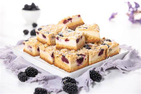 Brombeer Streuselkuchen im Backrahmen auf Blech mit Streuseln - nahaufnahme
