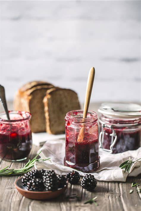 Brombeer-Apfel-Marmelade als Topping auf Frühstücks-Joghurt