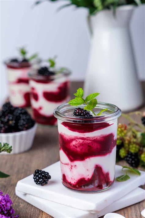 Brombeer-Dessert Schichtschema als Infografik