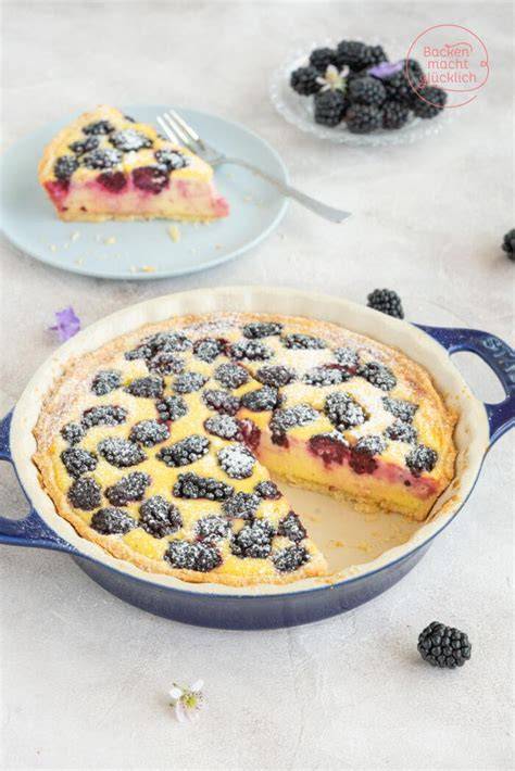 Brombeer-Schmand-Tarte, serviert