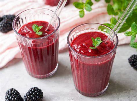 Brombeer-Smoothie als Beispiel für blutzuckerfreundlichen Snack
