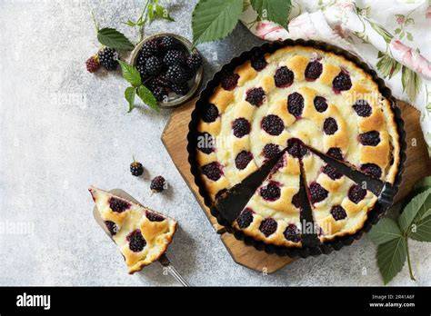Brombeeren auf Kuchen ausgebreitet