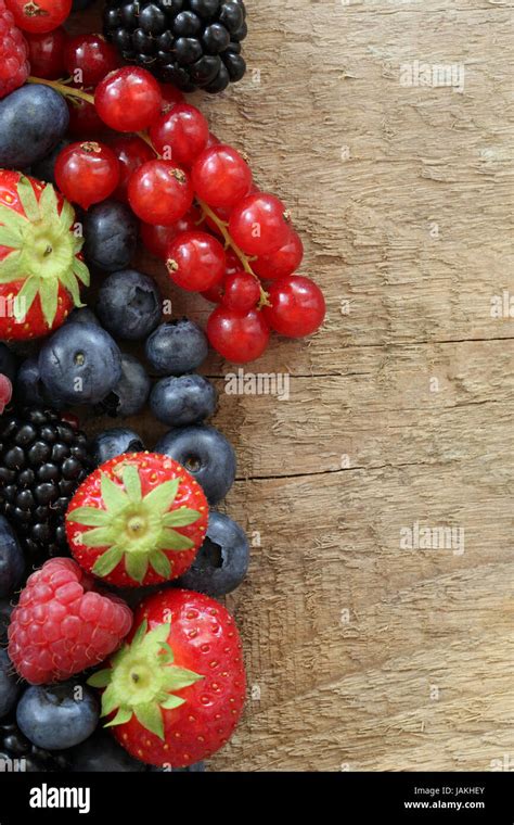 Brombeeren frisch auf Holzbrett