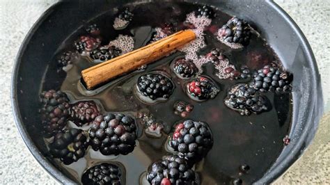 Brombeeren in einem Topf mit Gelierzucker und Zitronensaft vermischt