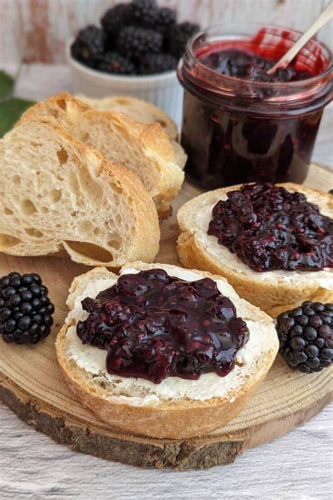 Brombeermarmelade auf frischem Brot mit Butter