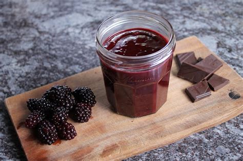 Brombeermarmelade mit Gewürzen und Schokolade