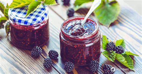 Brombeermarmelade mit Kräutern und Vanille, angerichtet im Glas