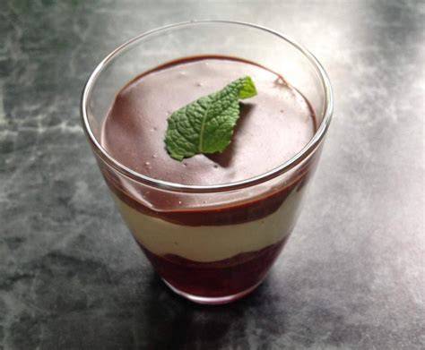 Brombeermus und Amarettini in Mascarponecreme