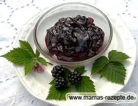 Brombeersaft im feinen Sieb abtropfen