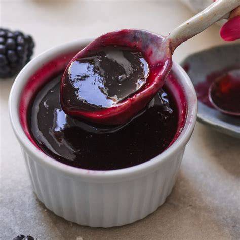 Brombeersauce in kleiner Schale