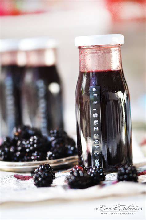 Brombeersirup im Kochtopf