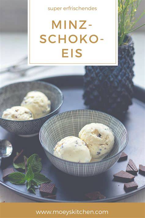 Brombeersorbet mit Minze, Mandeln und Schokostückchen serviert