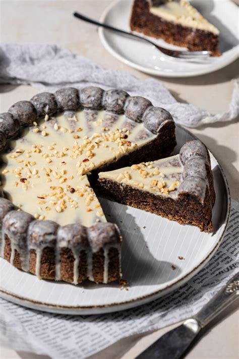 Brookies auf einem Teller mit Schokodrops und frischem Kaffee