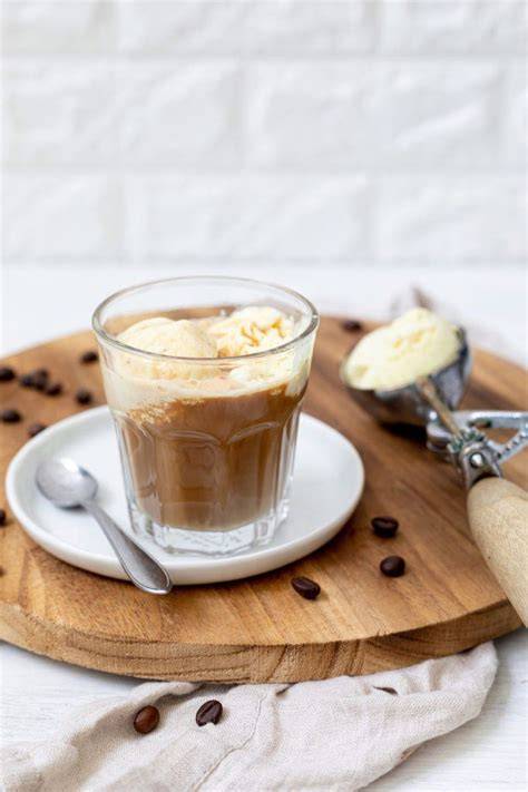 Brookies warm serviert mit Vanilleeis und einer Tasse Kaffee