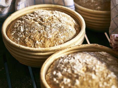 Brot im Gärkörbchen mit Muster