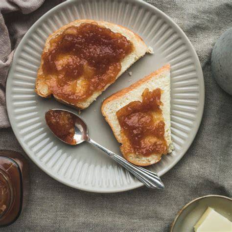 Brot mit Apfelmarmelade als Serviervorschlag