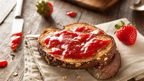 Brot mit Erdbeer-Sanddorn-Marmelade