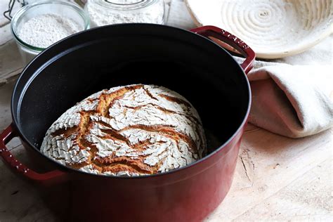 Brot mit Leinsamen frisch aus dem gußeisernen Topf