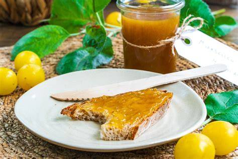 Brot mit Mirabellenmarmelade
