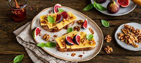 Brot mit Ziegenkäse und Honig warm serviert auf Tellern