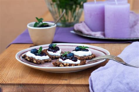 Brot mit selbstgemachter Heidelbeermarmelade