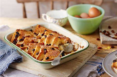 Brot und Butter Pudding mit Aprikosen und Sultaninen in einer Auflaufform