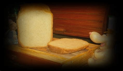 Brot und Zutaten in einer Brotbackmaschine
