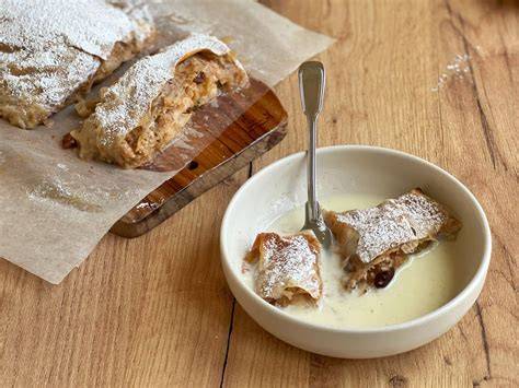 Brot-Butter-Pudding aufgeschnitten, serviert mit Vanillesauce
