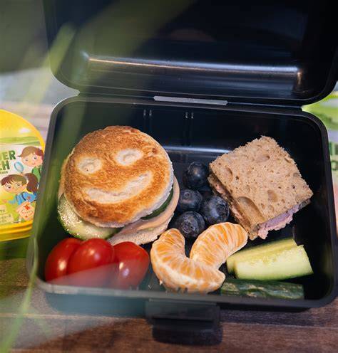 Brotdose mit Pizzawaffeln und Gemüsesticks