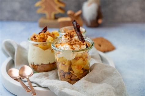 Brotkrümel im Glas und fermentierender Brotsud