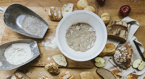 Brotlaibe aus Natursauerteig in der Backstube