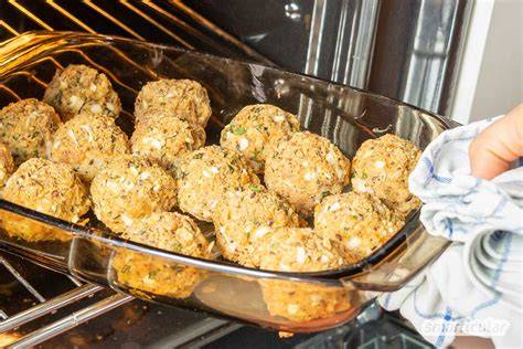 Brotreste zu Kuchenbällchen verarbeiten