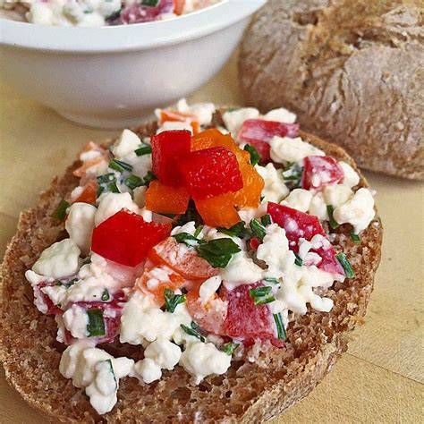 Brotschichten mit Frischkäse, Paprika und Schinken