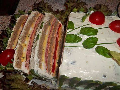 Brottorte - Vorbereitung: Brot zuschneiden