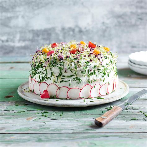 Brottorte aus Restbrot kreativ verziert
