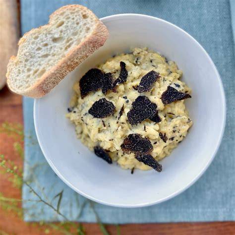 Brouillade aux truffes - fluffiges Rührei mit Trüffellamellen auf Baguette
